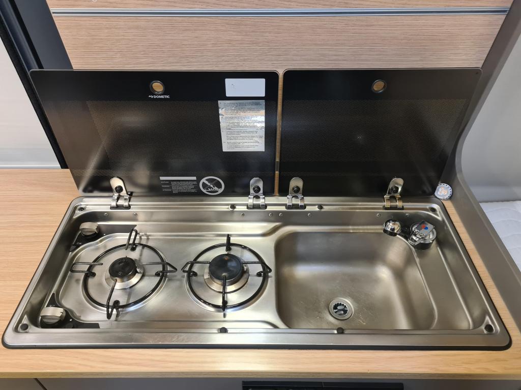 LMC –  Innovan 600 Dwarsbed/Nieuwstaat foto-detail