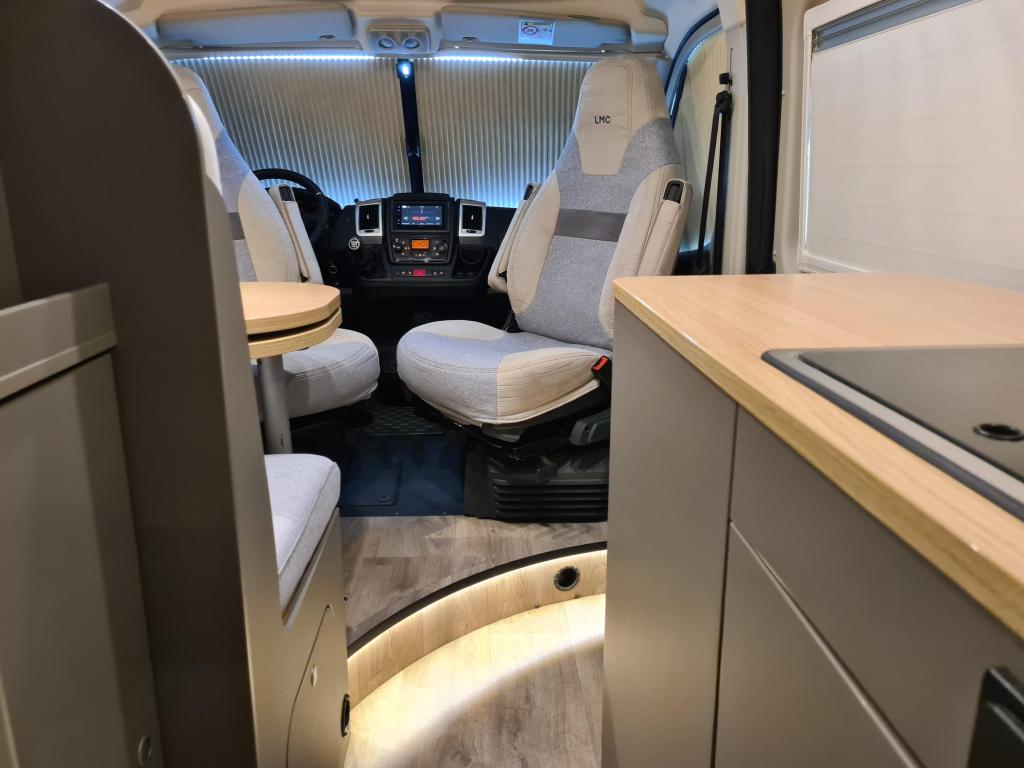 LMC –  Innovan 600 Dwarsbed/Nieuwstaat foto-detail