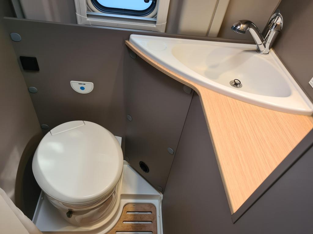 LMC –  Innovan 600 Dwarsbed/Nieuwstaat foto-detail