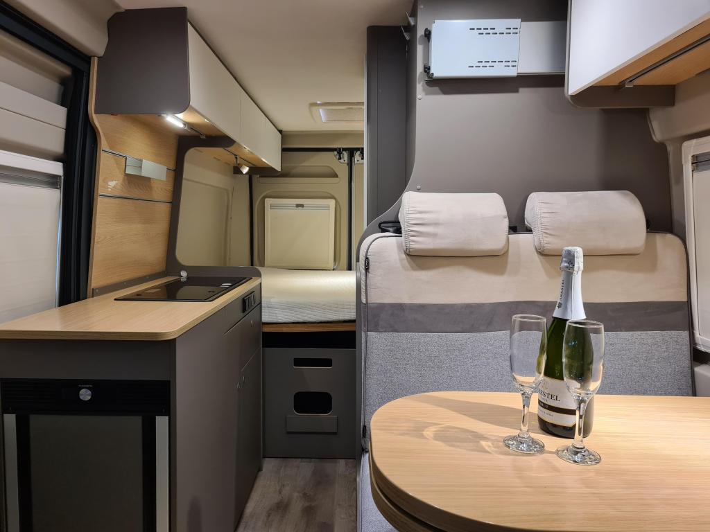 LMC –  Innovan 600 Dwarsbed/Nieuwstaat foto-detail
